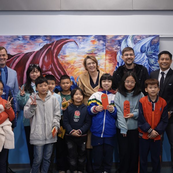 Phu nhân Tổng thống bà Elke Büdenbender đã đến thăm tổ chức Trẻ Em Rồng Xanh ở Hà Nội